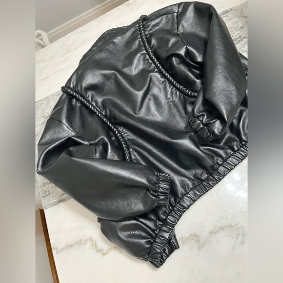 Blk faux leather bomber thriller jacket it’s unique and trendy - Picture 2 of 2